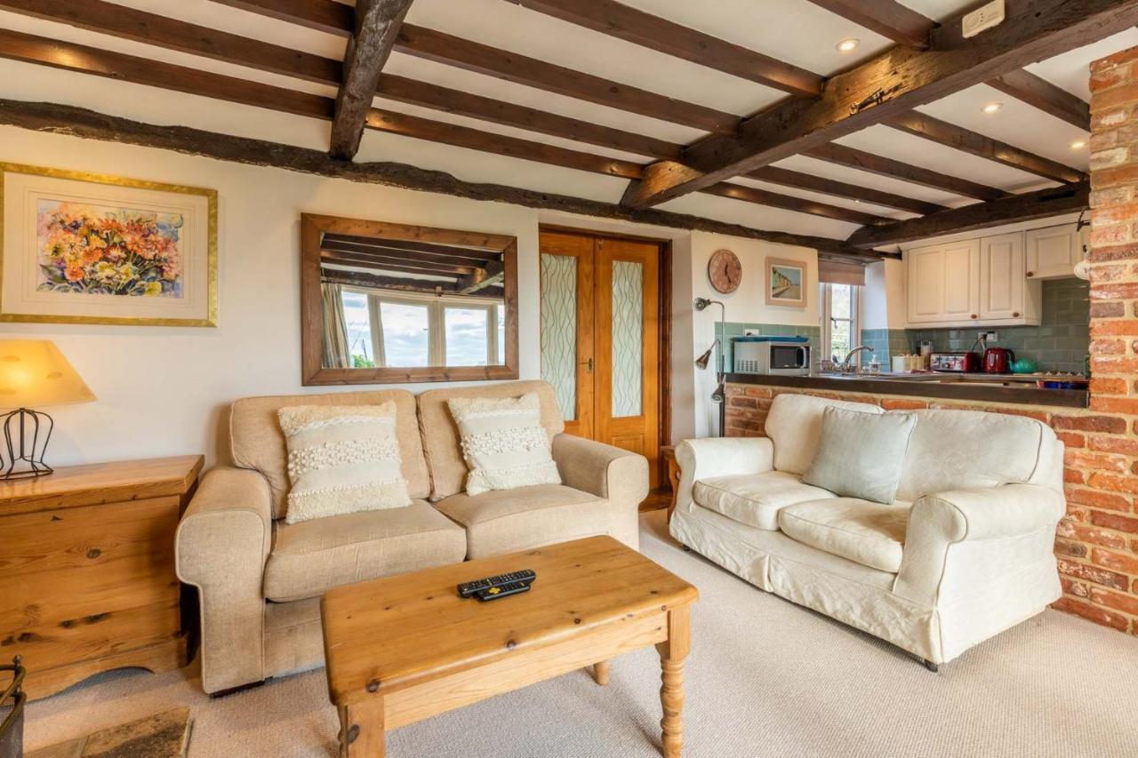 Host & Stay - Woodfalls Barn Burgh and Tuttington Екстериор снимка