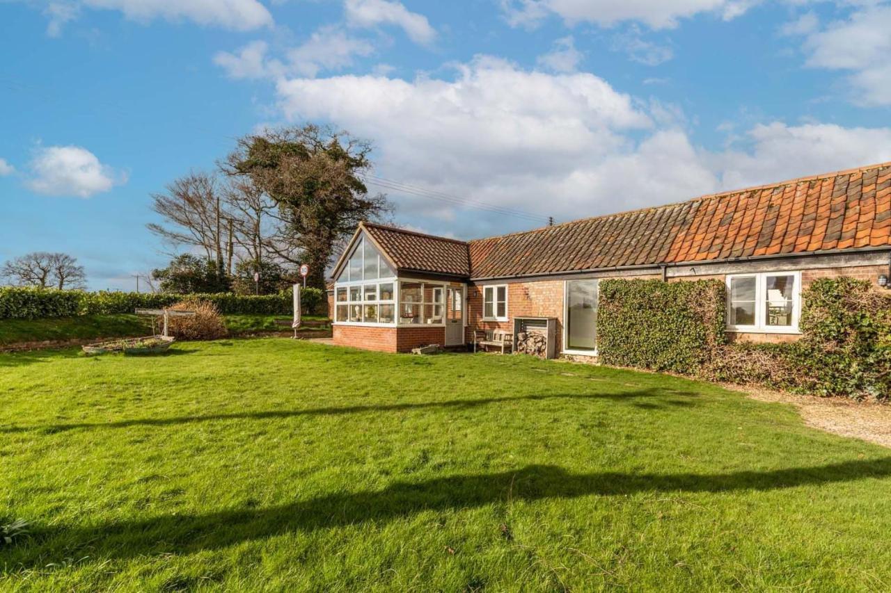 Host & Stay - Woodfalls Barn Burgh and Tuttington Екстериор снимка
