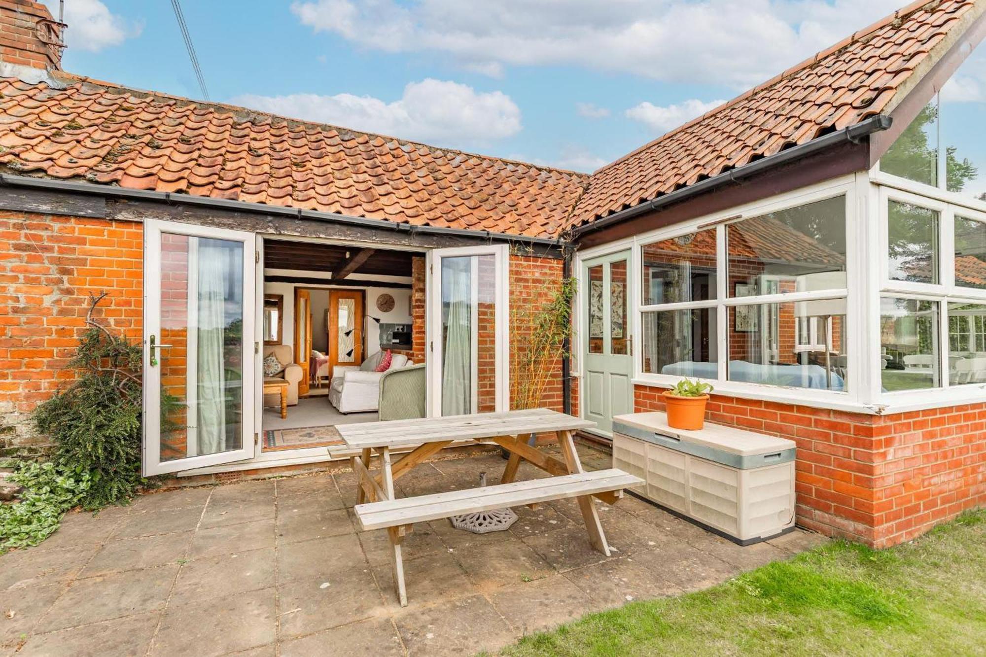 Host & Stay - Woodfalls Barn Burgh and Tuttington Екстериор снимка