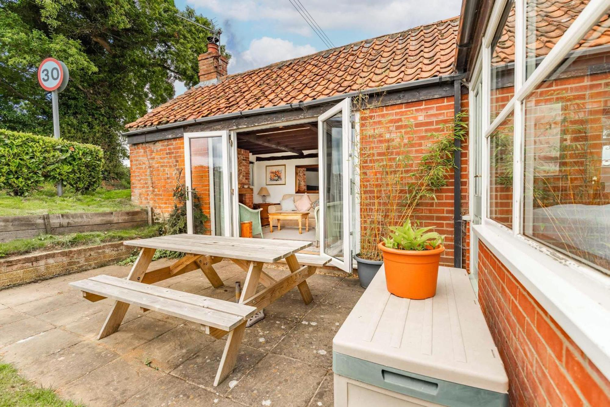 Host & Stay - Woodfalls Barn Burgh and Tuttington Екстериор снимка
